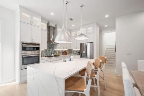 Kitchen or kitchenette, Dining area, kitchen