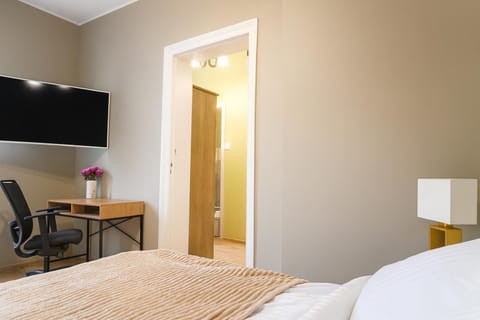 Bed, TV and multimedia, Photo of the whole room, Evening entertainment, Bedroom