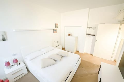 Bed, Kitchen or kitchenette, Photo of the whole room, Bedroom, towels, wardrobe