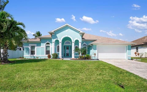 Amalfi Shore - with a Serene Freshwater Canal View - Vesteva Villa in North Fort Myers