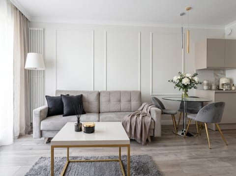 Kitchen or kitchenette, Living room, Seating area, Dining area
