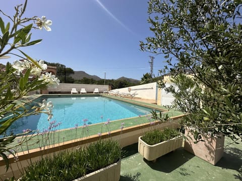 Swimming pool, sunbed