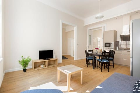 TV and multimedia, Kitchen or kitchenette, Living room, Seating area, Evening entertainment, oven, stove