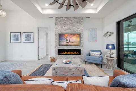 Castaway Cape - Luxury Rental with Outdoor Kitchen Villa in Cape Coral