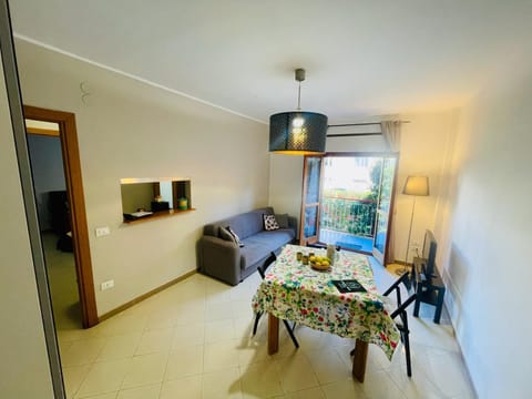 TV and multimedia, Living room, Photo of the whole room, Seating area, Dining area, Lunch