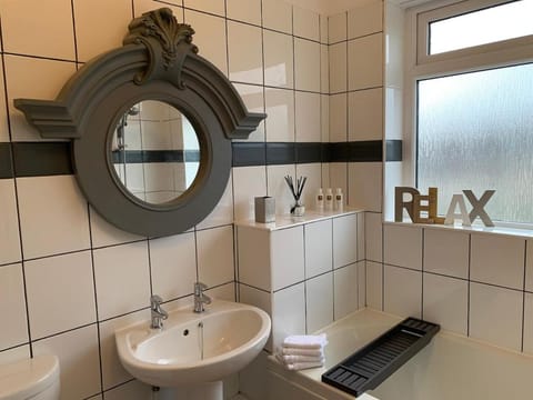 The Maisonette - Central Windermere, with parking Apartment in Windermere