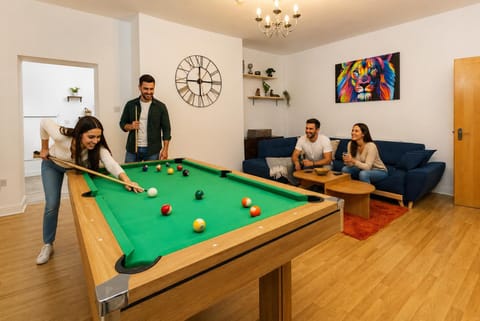 Communal lounge/ TV room, People, Billiard, Billiard, Game Room, Game Room, Evening entertainment, group of guests