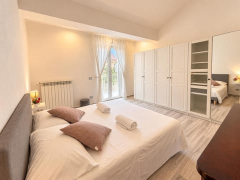 Bed, Photo of the whole room, Bedroom, internet, towels, wardrobe