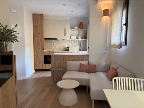 Kitchen or kitchenette, Living room, Seating area, Dining area