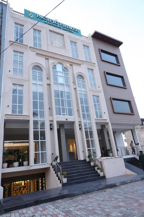 Property building, Facade/entrance, Day