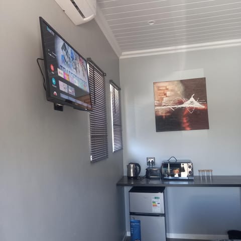 TV and multimedia, Coffee/tea facilities, minibar