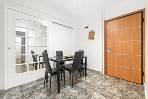 Boho Coastal Retreat with Jacuzzi, 1 min to Beach Apartment in Vouliagmeni