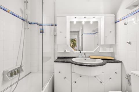 Boho Coastal Retreat with Jacuzzi, 1 min to Beach Apartment in Vouliagmeni