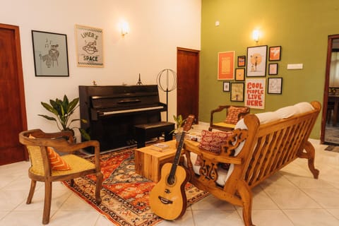 Living room, Seating area