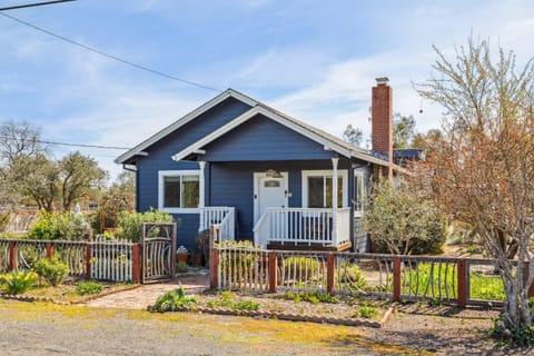 Authentic Sonoma Experience - Home and Lush Gardens House in Sonoma