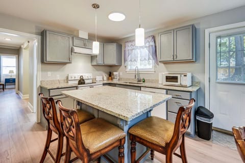 Extended Stay in Charleston! 5 Mi to Historic Dtwn House in Johns Island