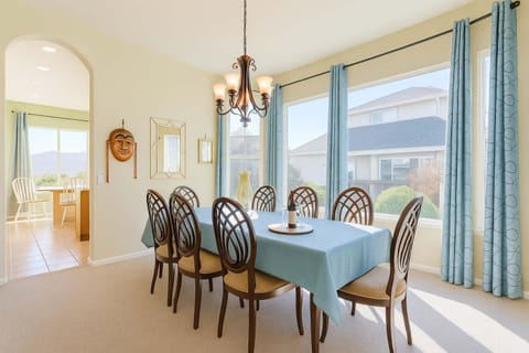 Cozy Autumn Escape - Yard Games & Hill Views House in Santa Rosa