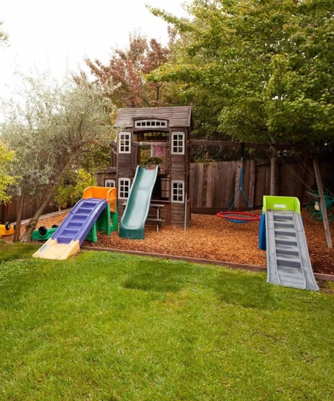 Cozy Autumn Escape - Yard Games & Hill Views House in Santa Rosa