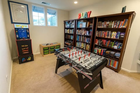 Cozy Autumn Escape - Yard Games & Hill Views House in Santa Rosa