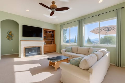 Cozy Autumn Escape - Yard Games & Hill Views House in Santa Rosa