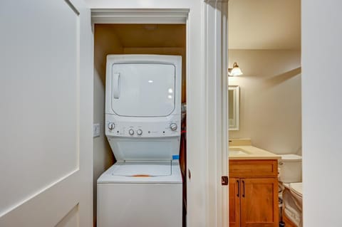 Hacienda Chiquita! Centrally Located Private Basement Apartment in Buena Vista