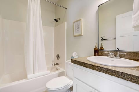 River Park Studio Apartment Near Shops & Trails Apartment in Buena Vista