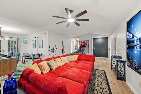Communal lounge/ TV room, TV and multimedia, Living room, Seating area, Evening entertainment