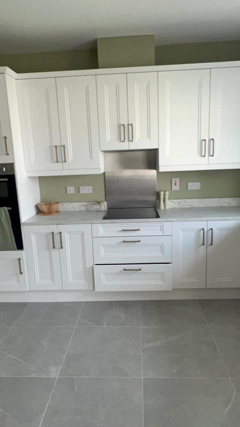 Coffee/tea facilities, Kitchen or kitchenette, dishwasher, stove, toaster