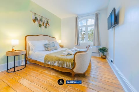 Bed, TV and multimedia, Photo of the whole room, Bedroom, towels