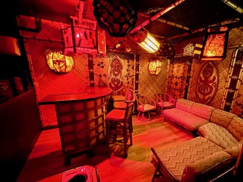 The Rose-Tiki BarGame close to Festivals, Tennis House in La Quinta