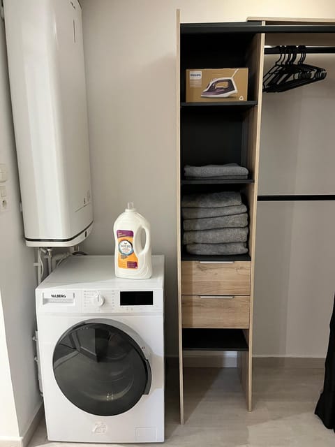 Bedroom, heating, towels, wardrobe, washing machine