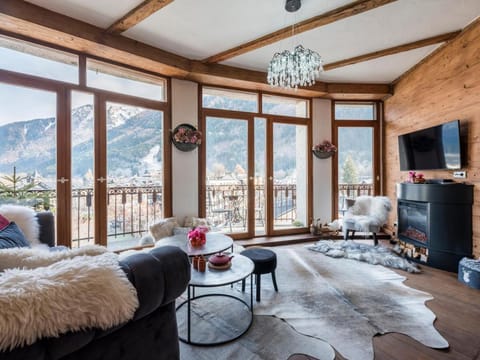 TV and multimedia, Living room, Evening entertainment, Mountain view