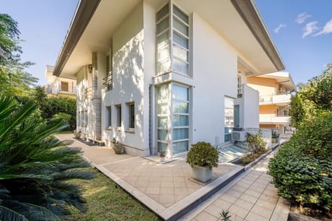 Property building, Spring, Day, Garden, Garden view