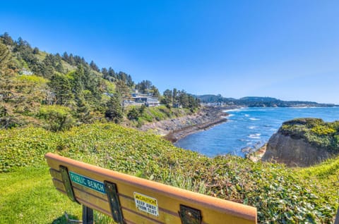 Whale Watch Crows Nest House in Depoe Bay