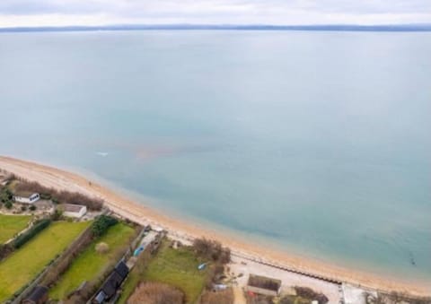Cowes View Seaside beach cottage, House in Fareham