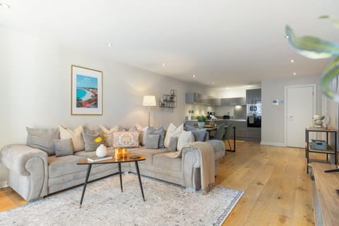Kitchen or kitchenette, Living room, Seating area, Dining area, oven, stove