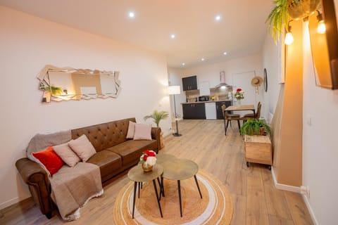 Kitchen or kitchenette, Living room, Seating area, Dining area