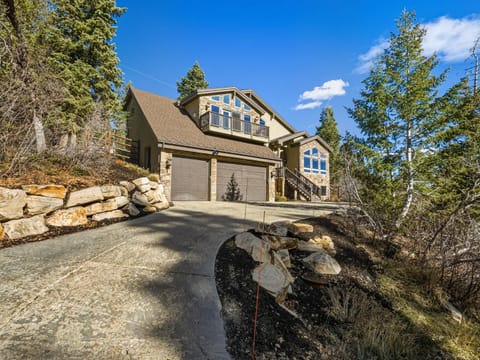 Property building, Facade/entrance, Natural landscape, Parking