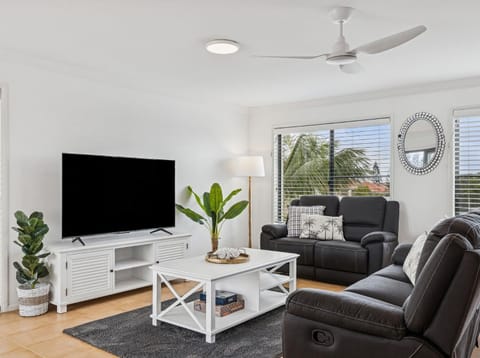 TV and multimedia, Living room, Evening entertainment