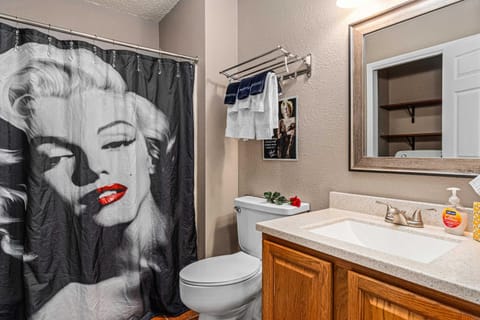 That Marilyn House - 2 Blocks to Main House in Fredericksburg