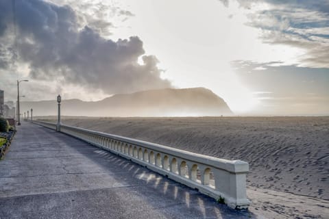 Vintage Beach Cottage House in Seaside