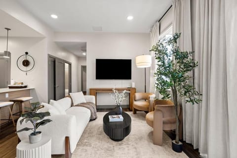 TV and multimedia, Living room, Seating area, Evening entertainment