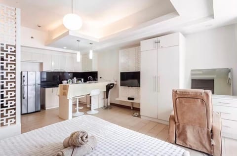 Communal lounge/ TV room, Bed, TV and multimedia, Kitchen or kitchenette, Living room, Photo of the whole room, Seating area, Dining area, Evening entertainment, Bedroom, minibar, oven, pet friendly, wardrobe