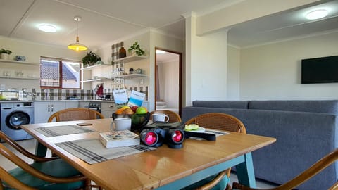 TV and multimedia, Kitchen or kitchenette, Living room, Seating area, Dining area