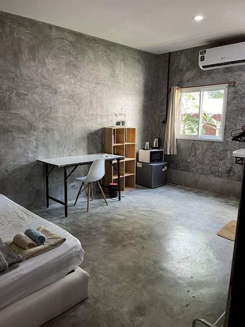 Bed, Kitchen or kitchenette, Living room, Seating area, Dining area, Bedroom, hair dresser, air conditioner