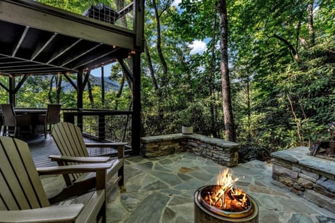 Unique Round Mountain Retreat with Firepit near Black Mountain, NC – Scenic Blue Ridge Getaway House in Montreat