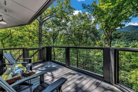 Unique Round Mountain Retreat with Firepit near Black Mountain, NC – Scenic Blue Ridge Getaway House in Montreat