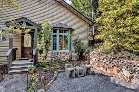 Charming Mountain Home with Expansive Deck Near Asheville in Black Mountain, North Carolina House in Black Mountain
