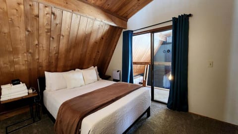 Incredible Secluded Cabin with Barrel Sauna, Fire Pit and Deck for an Unforgettable Getaway in the Finger Lakes in New York Cabin in Keuka Lake