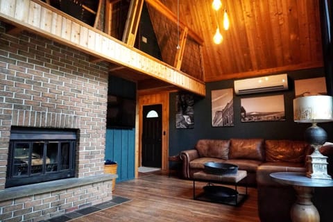 Incredible Secluded Cabin with Barrel Sauna, Fire Pit and Deck for an Unforgettable Getaway in the Finger Lakes in New York Cabin in Keuka Lake